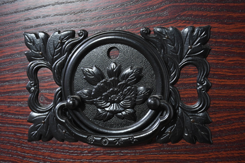 中古　美品!!　希少な廃番品!!　飛鳥欅箪笥　欅(ケヤキ)材　彫刻入りの金具が素敵な階段箪笥(民芸箪笥、和箪笥、整理たんす、収納タンス、引き出し、飾り台)(R-083216)