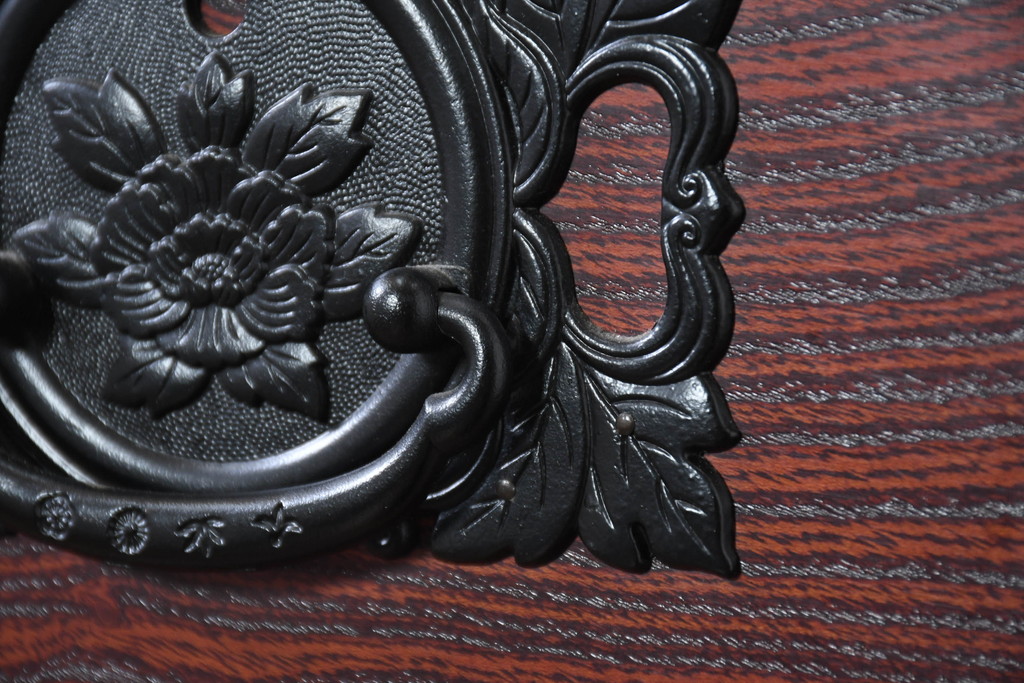 中古　美品!!　希少な廃番品!!　飛鳥欅箪笥　欅(ケヤキ)材　彫刻入りの金具が素敵な階段箪笥(民芸箪笥、和箪笥、整理たんす、収納タンス、引き出し、飾り台)(R-083216)