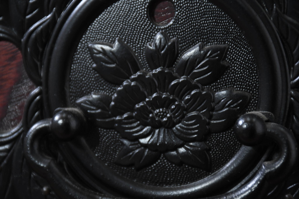 中古　美品!!　希少な廃番品!!　飛鳥欅箪笥　欅(ケヤキ)材　彫刻入りの金具が素敵な階段箪笥(民芸箪笥、和箪笥、整理たんす、収納タンス、引き出し、飾り台)(R-083216)