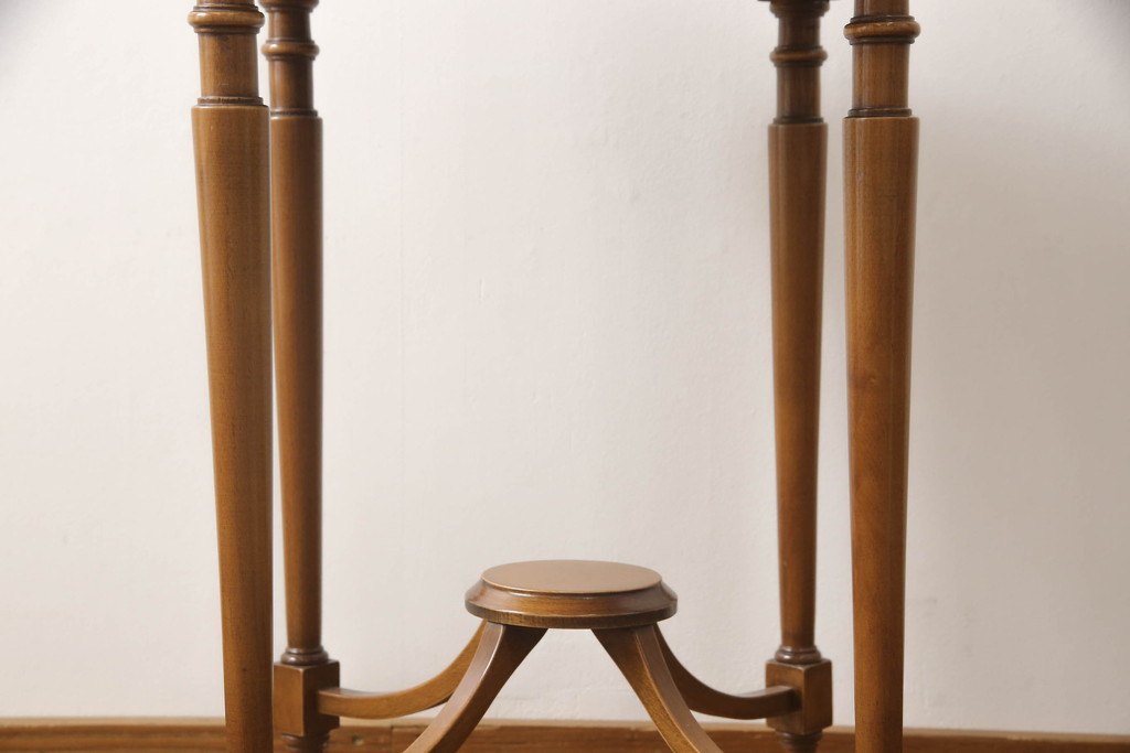 中古　イタリア製　メデア(Medea)　クラシカルな佇まいが魅力のサイドテーブル(コンソールテーブル、丸テーブル、ラウンドテーブル、コーヒーテーブル)(定価約30万円)(R-067020)