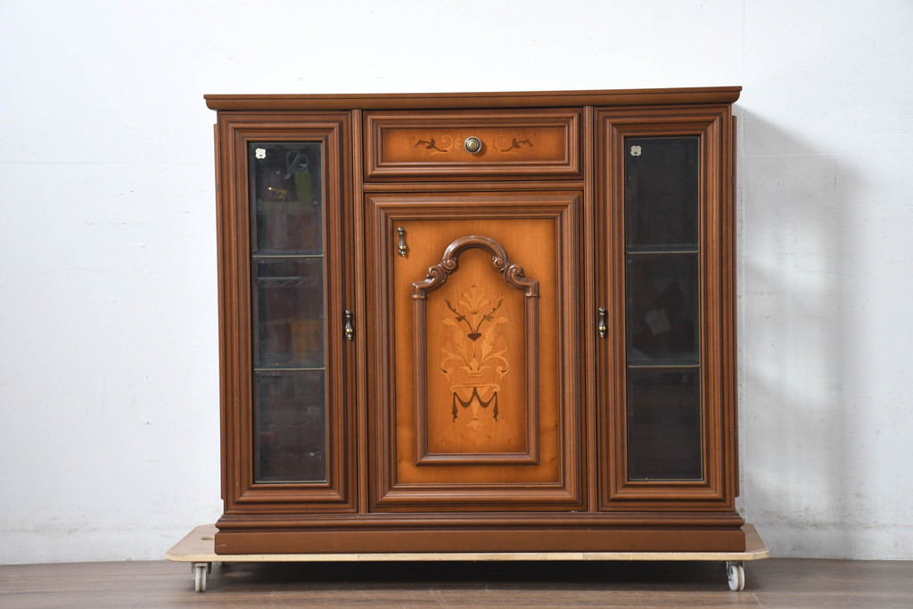 中古　美品　イタリア高級家具　Masetti(マセッティ)　細やかな意匠が映える三面ガラスの象嵌(マーケットリー)入りサイドキャビネット(収納棚、戸棚、サイドボード、食器棚、カップボード、飾り棚、コレクションケース)(R-083222)