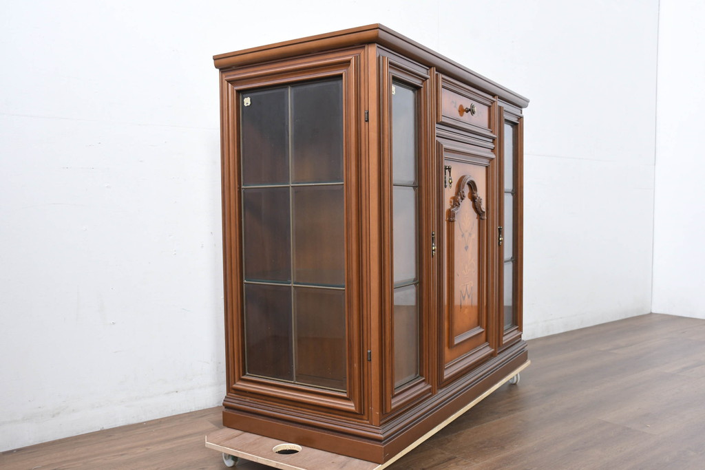 中古　美品　イタリア高級家具　Masetti(マセッティ)　細やかな意匠が映える三面ガラスの象嵌(マーケットリー)入りサイドキャビネット(収納棚、戸棚、サイドボード、食器棚、カップボード、飾り棚、コレクションケース)(R-083222)