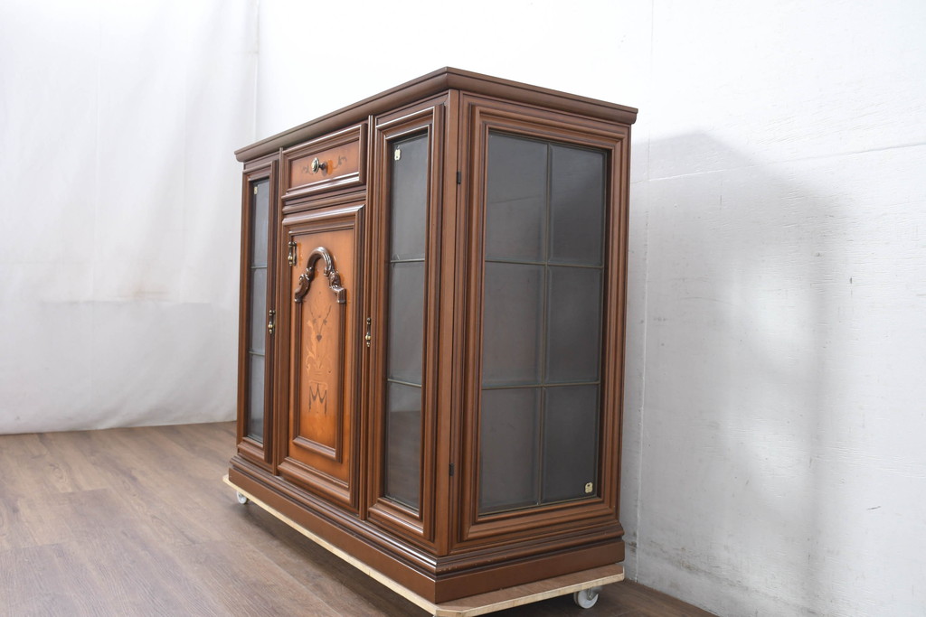 中古　美品　イタリア高級家具　Masetti(マセッティ)　細やかな意匠が映える三面ガラスの象嵌(マーケットリー)入りサイドキャビネット(収納棚、戸棚、サイドボード、食器棚、カップボード、飾り棚、コレクションケース)(R-083222)