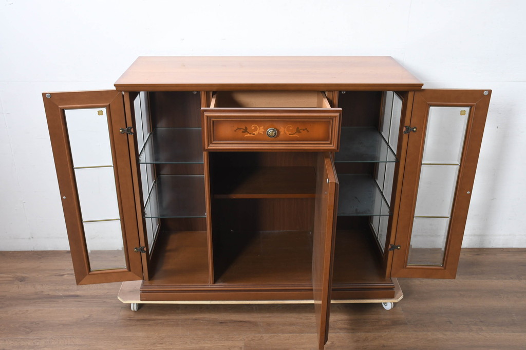 中古　美品　イタリア高級家具　Masetti(マセッティ)　細やかな意匠が映える三面ガラスの象嵌(マーケットリー)入りサイドキャビネット(収納棚、戸棚、サイドボード、食器棚、カップボード、飾り棚、コレクションケース)(R-083222)