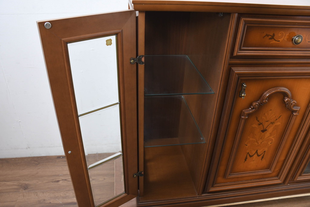 中古　美品　イタリア高級家具　Masetti(マセッティ)　細やかな意匠が映える三面ガラスの象嵌(マーケットリー)入りサイドキャビネット(収納棚、戸棚、サイドボード、食器棚、カップボード、飾り棚、コレクションケース)(R-083222)