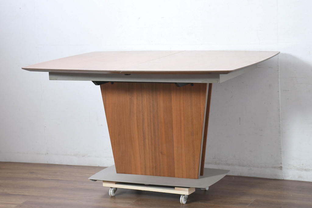 中古　BoConcept(ボーコンセプト)　(Milano)ミラノ　流れるような木目が際立つエクステンションテーブル(4人掛け、6人掛け、ダイニングテーブル、食卓、拡張式テーブル、伸長式テーブル)(定価約30万円)(R-083229)