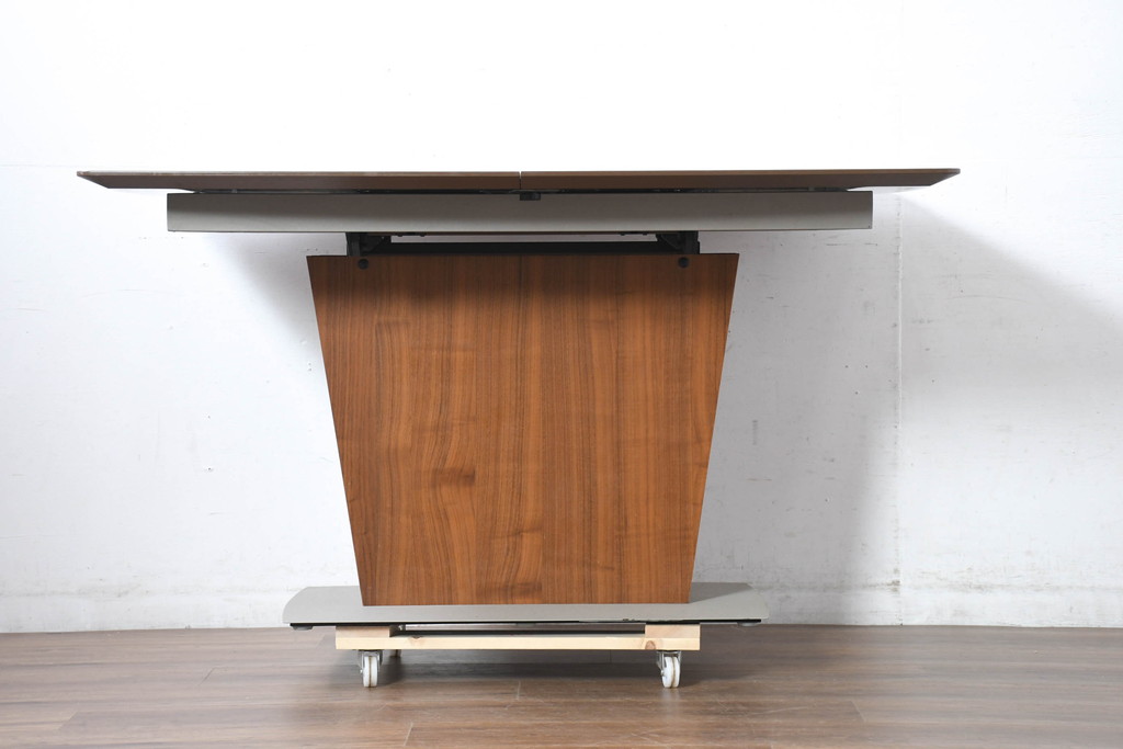 中古　BoConcept(ボーコンセプト)　(Milano)ミラノ　流れるような木目が際立つエクステンションテーブル(4人掛け、6人掛け、ダイニングテーブル、食卓、拡張式テーブル、伸長式テーブル)(定価約30万円)(R-083229)