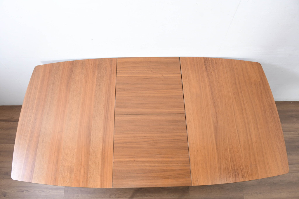 中古　BoConcept(ボーコンセプト)　(Milano)ミラノ　流れるような木目が際立つエクステンションテーブル(4人掛け、6人掛け、ダイニングテーブル、食卓、拡張式テーブル、伸長式テーブル)(定価約30万円)(R-083229)