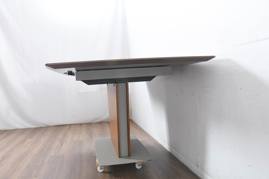 中古　BoConcept(ボーコンセプト)　(Milano)ミラノ　流れるような木目が際立つエクステンションテーブル(4人掛け、6人掛け、ダイニングテーブル、食卓、拡張式テーブル、伸長式テーブル)(定価約30万円)(R-083229)