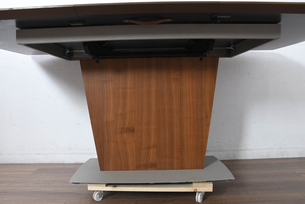 中古　BoConcept(ボーコンセプト)　(Milano)ミラノ　流れるような木目が際立つエクステンションテーブル(4人掛け、6人掛け、ダイニングテーブル、食卓、拡張式テーブル、伸長式テーブル)(定価約30万円)(R-083229)