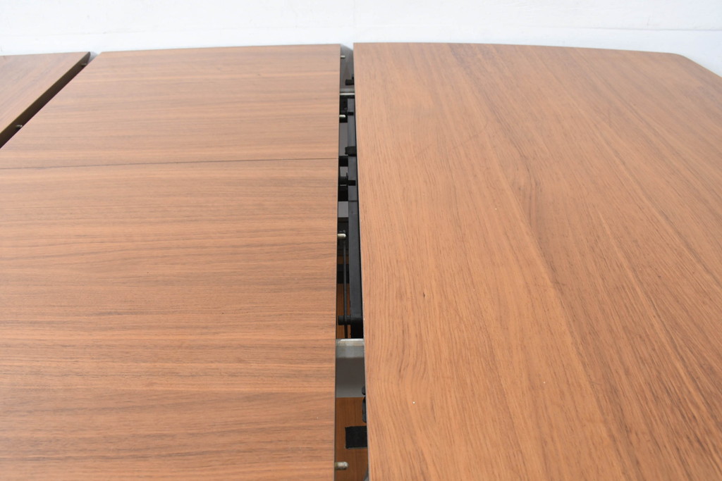 中古　BoConcept(ボーコンセプト)　(Milano)ミラノ　流れるような木目が際立つエクステンションテーブル(4人掛け、6人掛け、ダイニングテーブル、食卓、拡張式テーブル、伸長式テーブル)(定価約30万円)(R-083229)