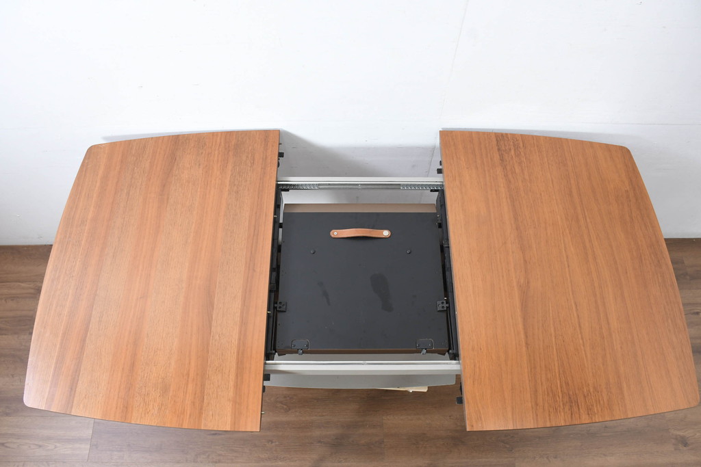 中古　BoConcept(ボーコンセプト)　(Milano)ミラノ　流れるような木目が際立つエクステンションテーブル(4人掛け、6人掛け、ダイニングテーブル、食卓、拡張式テーブル、伸長式テーブル)(定価約30万円)(R-083229)