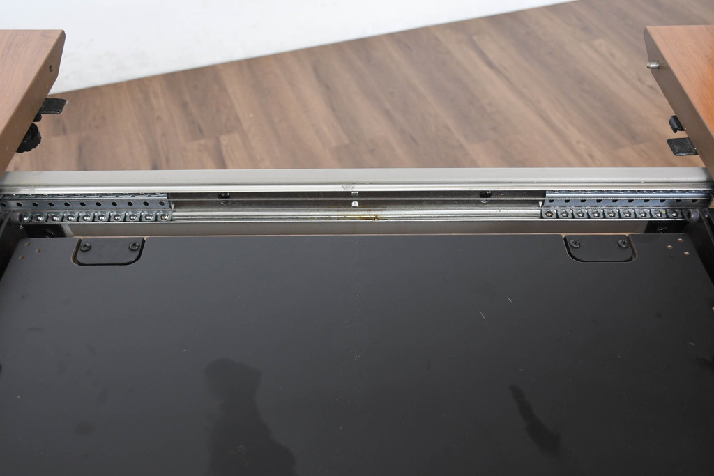 中古　BoConcept(ボーコンセプト)　(Milano)ミラノ　流れるような木目が際立つエクステンションテーブル(4人掛け、6人掛け、ダイニングテーブル、食卓、拡張式テーブル、伸長式テーブル)(定価約30万円)(R-083229)