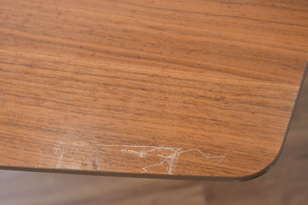 中古　BoConcept(ボーコンセプト)　(Milano)ミラノ　流れるような木目が際立つエクステンションテーブル(4人掛け、6人掛け、ダイニングテーブル、食卓、拡張式テーブル、伸長式テーブル)(定価約30万円)(R-083229)