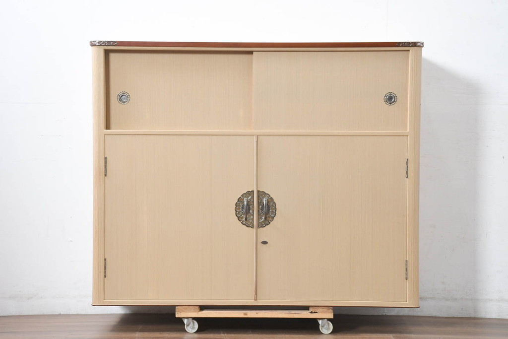中古　美品　衣装盆付き　桑材のアクセントが美しい気品漂う桐箪笥・上段(桐たんす、衣装箪笥、収納箪笥、着物箪笥、和タンス、サイドボード、サイドキャビネット)(R-082620)