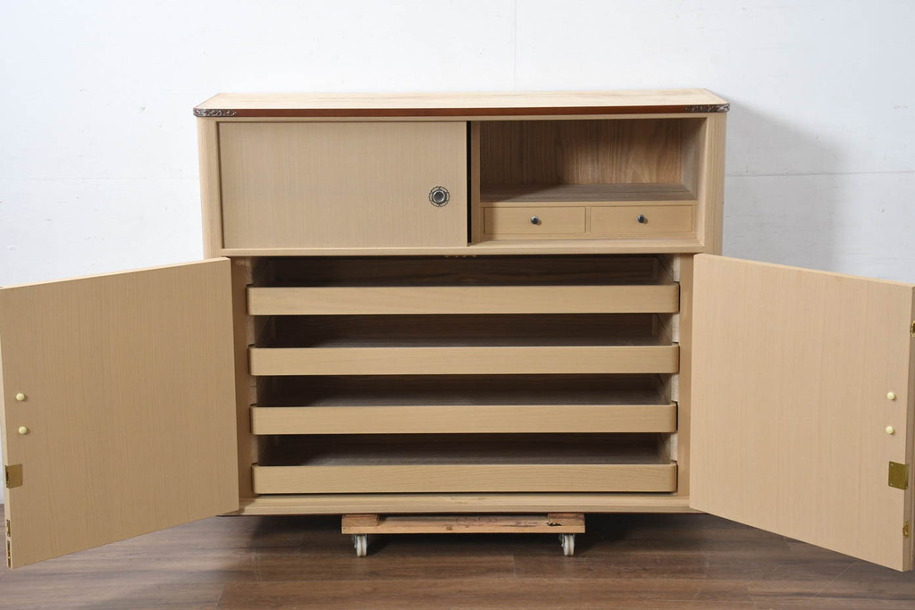 中古　美品　衣装盆付き　桑材のアクセントが美しい気品漂う桐箪笥・上段(桐たんす、衣装箪笥、収納箪笥、着物箪笥、和タンス、サイドボード、サイドキャビネット)(R-082620)