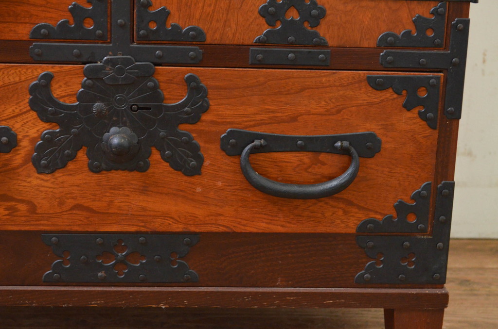 和製ビンテージ　鋲と凝った金具の意匠が目を引く脚付き米沢箪笥(手許箪笥、和タンス、時代箪笥、収納たんす、小箪笥、小物収納、引き出し、ヴィンテージ)(R-069418)
