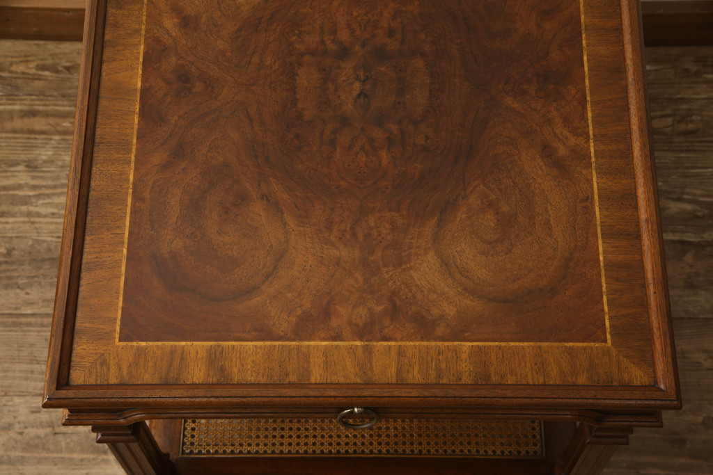 中古　美品　DREXEL HERITAGE(ドレクセルヘリテイジ)　格納式天板付きのクラシカルなサイドテーブル(コーヒーテーブル、エンドテーブル)(R-057048)