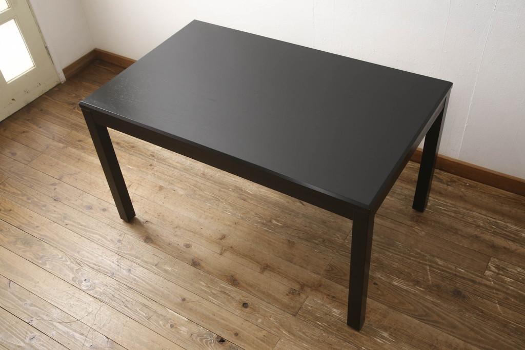 中古　美品　秋田木工　直線的なシンプルなデザインでモダンな空間を演出するダイニングテーブル(2人掛け、4人掛け)(R-054497)