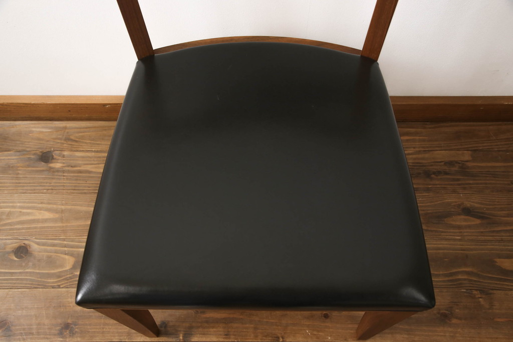 中古　展示美品　Ritzwell(リッツウェル)　CAREZZA(カレッツァ)　782　ウォールナット材　スタイリッシュな佇まいが魅力のチェア(ダイニングチェア、椅子、イス)(定価約10万円)(R-065758)