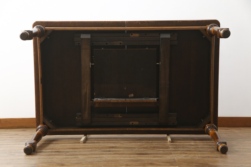 中古　美品　三越家具(現カントリーハウス)　Brugge(ブルージュ)　オーク材　クラシカルな佇まいが魅力の伸長式ダイニングテーブル(エクステンションテーブル、4人掛け、4P、6人掛け、6P、食卓)(R-064225)