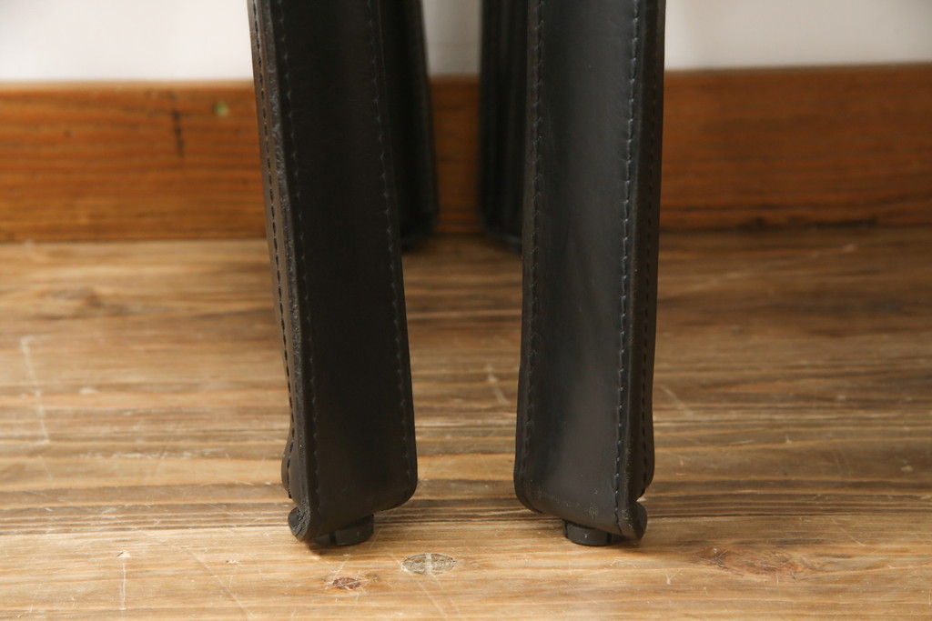 中古　Cassina(カッシーナ)　412　CAB(キャブ)　MARIO BELLINI(マリオベリーニ)　ブラック(黒)　シンプルモダンな空間づくりに活躍するアームレスチェア2脚セット(ダイニングチェア、椅子、イス)(定価2脚で約48万円)(R-068580)