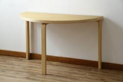 中古　超美品　フィンランド　Artek(アルテック)　Alvar Aalto(アルヴァ・アアルト)デザイン　95テーブル　ナチュラルラッカー　木のぬくもりと優しいフォルムが素敵なセミサークルテーブル(ラウンドテーブル、ダイニングテーブル、食卓、半円、半月型、北欧)(定価約22万円)(R-083125)