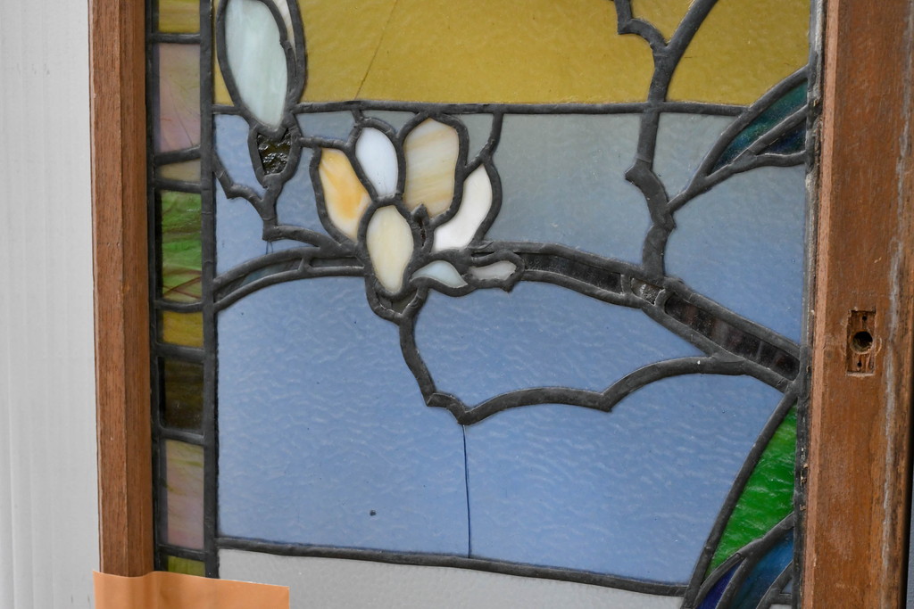 和製アンティーク　大正ロマン　芸術作品として観賞用にもぴったりの花鳥(木蓮とインコ)を描いたステンドグラス窓2枚セット(建具、明り取り、ガラス戸、ディスプレイ、アート)(R-083435)