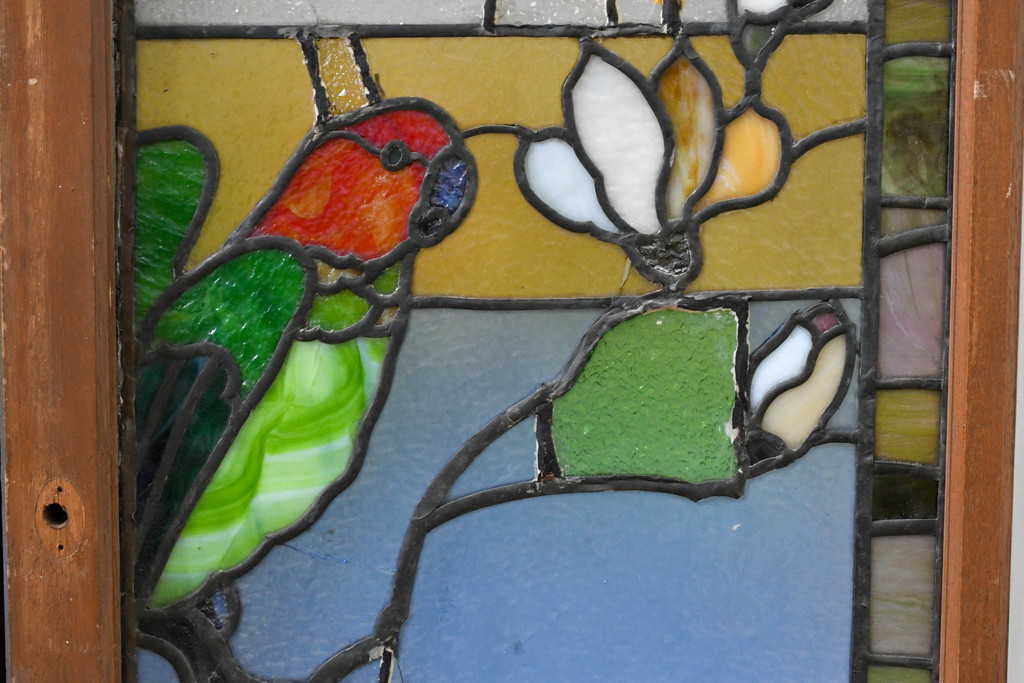 和製アンティーク　大正ロマン　芸術作品として観賞用にもぴったりの花鳥(木蓮とインコ)を描いたステンドグラス窓2枚セット(建具、明り取り、ガラス戸、ディスプレイ、アート)(R-083435)
