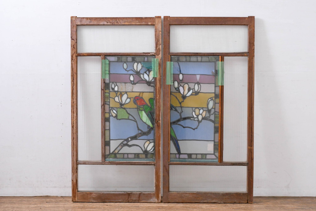 和製アンティーク　大正ロマン　芸術作品として観賞用にもぴったりの花鳥(木蓮とインコ)を描いたステンドグラス窓2枚セット(建具、明り取り、ガラス戸、ディスプレイ、アート)(R-083435)