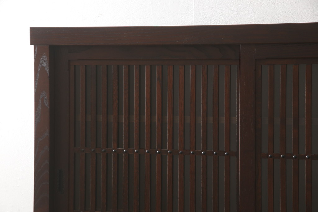 中古　民芸家具　欅(ケヤキ)材　上質な和の空間づくりに取り入れたいシックな水屋箪笥(収納棚、戸棚、食器棚、重ね戸棚、キャビネット)(R-063477)