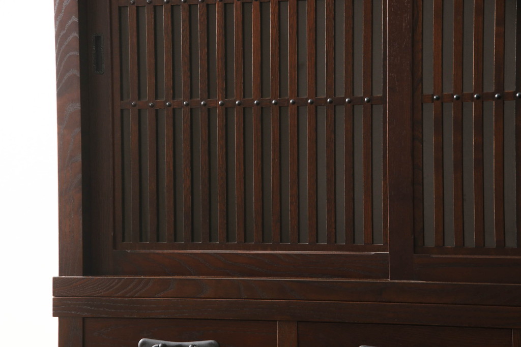 中古　民芸家具　欅(ケヤキ)材　上質な和の空間づくりに取り入れたいシックな水屋箪笥(収納棚、戸棚、食器棚、重ね戸棚、キャビネット)(R-063477)