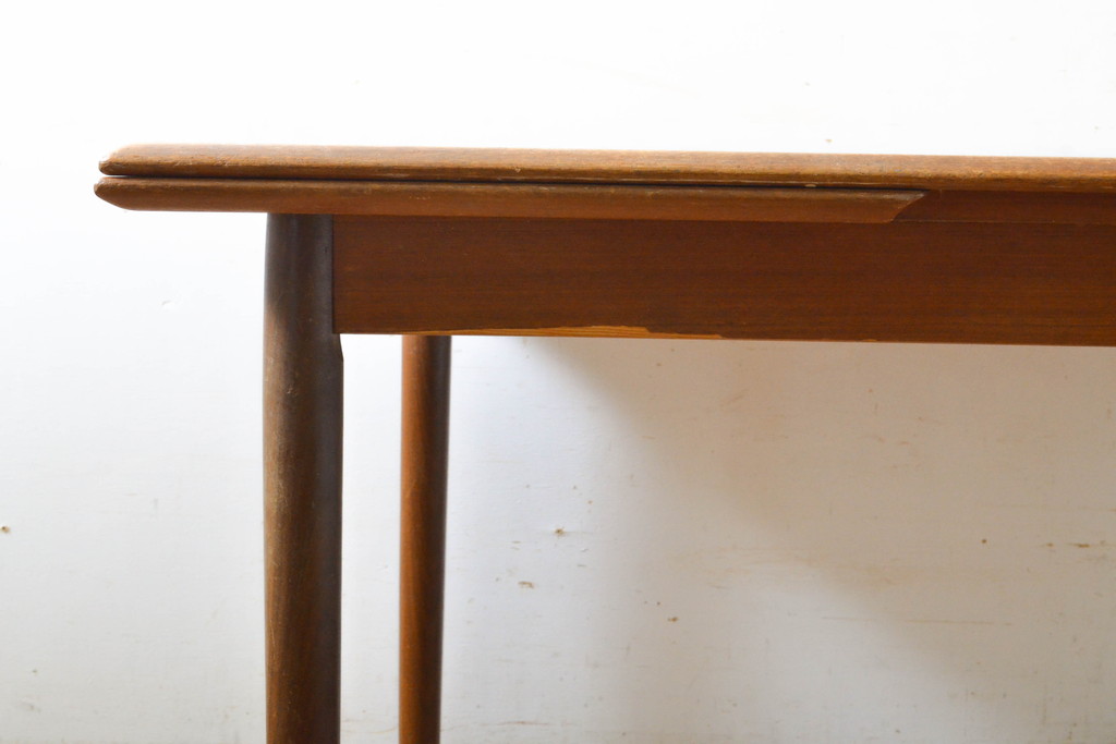 デンマークビンテージ　北欧ヴィンテージ　チーク材　すっきりとした佇まいが魅力的なエクステンションテーブル(ダイニングテーブル、4人掛け、6人掛け、8人掛け、伸長式、食卓、作業台)(R-063542)
