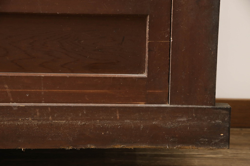和製アンティーク　丸桟の引き戸が上品で凛とした美しさを醸し出す水屋箪笥(食器棚、戸棚、収納棚、キャビネット、重ね箪笥)(R-069762)