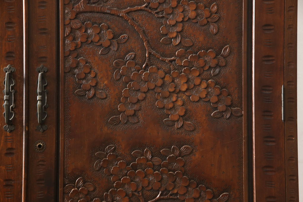 中古　美品　軽井沢彫り　凛と佇む桜の姿が彫刻されたワードローブ(洋服タンス、引き出し、キャビネット、収納棚、戸棚)(R-062368)