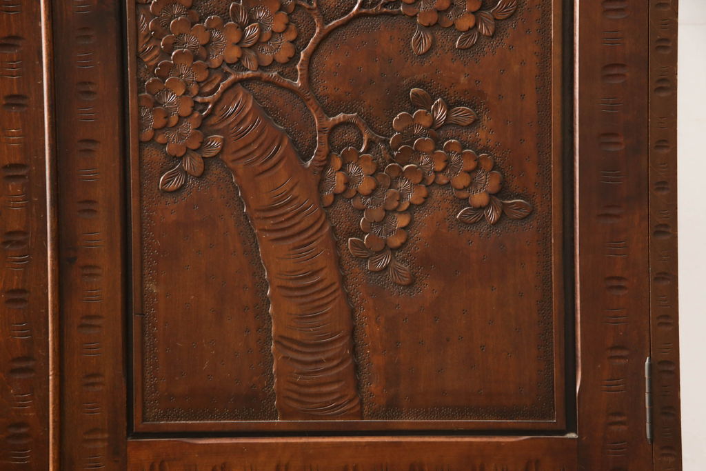 中古　美品　軽井沢彫り　凛と佇む桜の姿が彫刻されたワードローブ(洋服タンス、引き出し、キャビネット、収納棚、戸棚)(R-062368)