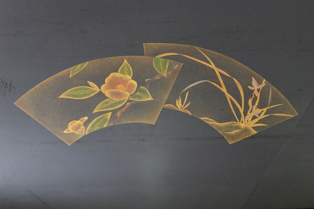 中古　輪島塗り　浜高悦朗作　繊細なタッチで描かれた花と扇の意匠が雅な雰囲気を醸し出す座卓(ローテーブル、センターテーブル、リビングテーブル)(R-062222)