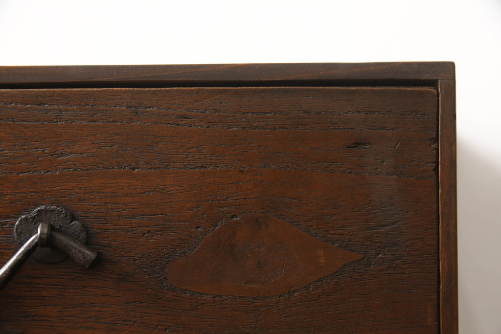 和製アンティーク　江戸期　使い込まれた風合いが趣溢れるシンプルなデザインの小引き出し(卓上収納、小物収納)(R-068105)
