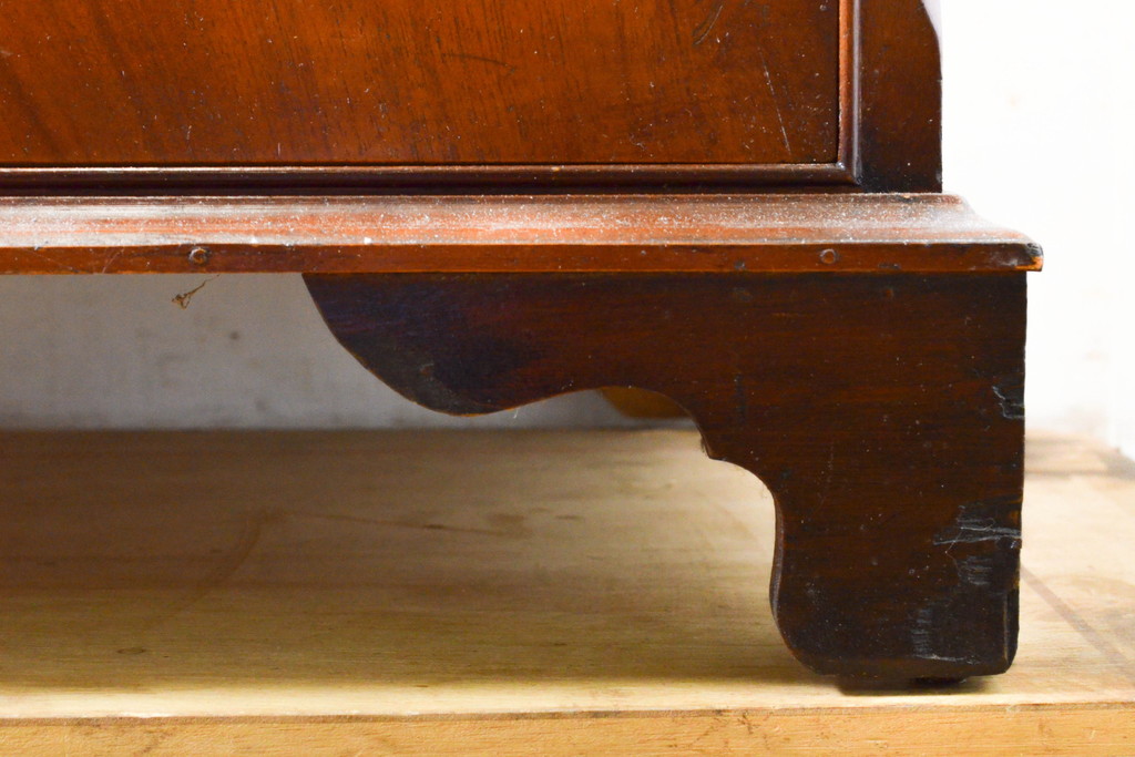 イギリスアンティーク　マホガニー材　美しい杢目が魅力的な小振りなチェスト(引き出し、サイドチェスト)(R-063344)