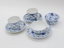 デンマーク　ROYAL COPENHAGEN(ロイヤルコペンハーゲン)　ブルーフルーテッド　プレイン・ハーフレース　エレガントなティータイムを演出するカップ&ソーサー3客・シュガーボウルセット(コーヒー、ティーカップ、シュガーポット、C&S、洋食器)(R-077097)