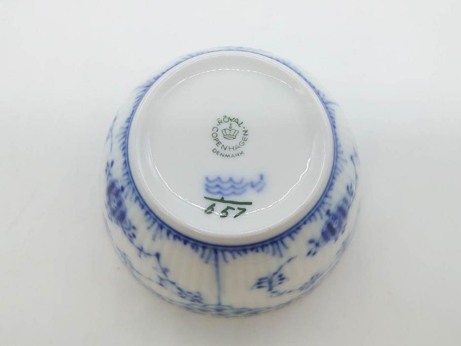 デンマーク　ROYAL COPENHAGEN(ロイヤルコペンハーゲン)　ブルーフルーテッド　プレイン・ハーフレース　エレガントなティータイムを演出するカップ&ソーサー3客・シュガーボウルセット(コーヒー、ティーカップ、シュガーポット、C&S、洋食器)(R-077097)