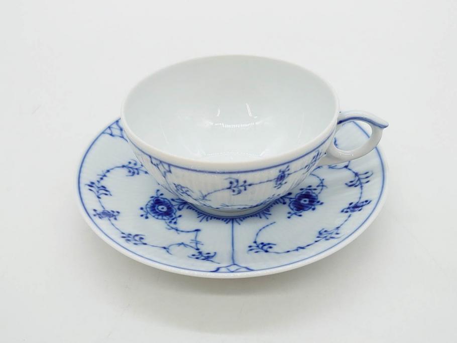デンマーク　ROYAL COPENHAGEN(ロイヤルコペンハーゲン)　ブルーフルーテッド　プレイン・ハーフレース　エレガントなティータイムを演出するカップ&ソーサー3客・シュガーボウルセット(コーヒー、ティーカップ、シュガーポット、C&S、洋食器)(R-077097)