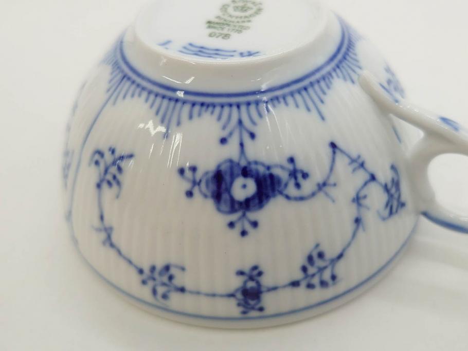 デンマーク　ROYAL COPENHAGEN(ロイヤルコペンハーゲン)　ブルーフルーテッド　プレイン・ハーフレース　エレガントなティータイムを演出するカップ&ソーサー3客・シュガーボウルセット(コーヒー、ティーカップ、シュガーポット、C&S、洋食器)(R-077097)
