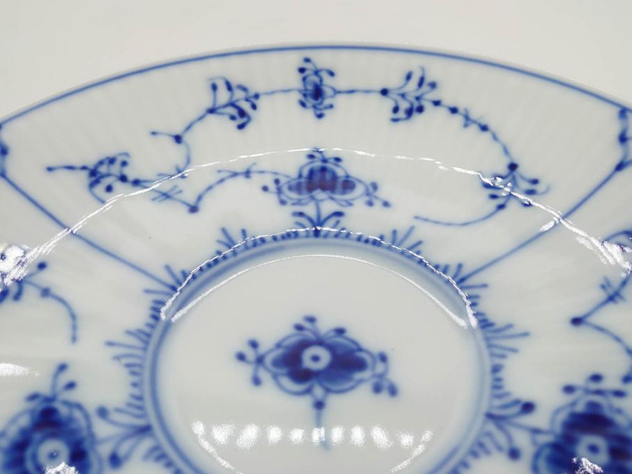 デンマーク　ROYAL COPENHAGEN(ロイヤルコペンハーゲン)　ブルーフルーテッド　プレイン・ハーフレース　エレガントなティータイムを演出するカップ&ソーサー3客・シュガーボウルセット(コーヒー、ティーカップ、シュガーポット、C&S、洋食器)(R-077097)