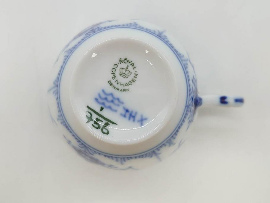 デンマーク　ROYAL COPENHAGEN(ロイヤルコペンハーゲン)　ブルーフルーテッド　プレイン・ハーフレース　エレガントなティータイムを演出するカップ&ソーサー3客・シュガーボウルセット(コーヒー、ティーカップ、シュガーポット、C&S、洋食器)(R-077097)
