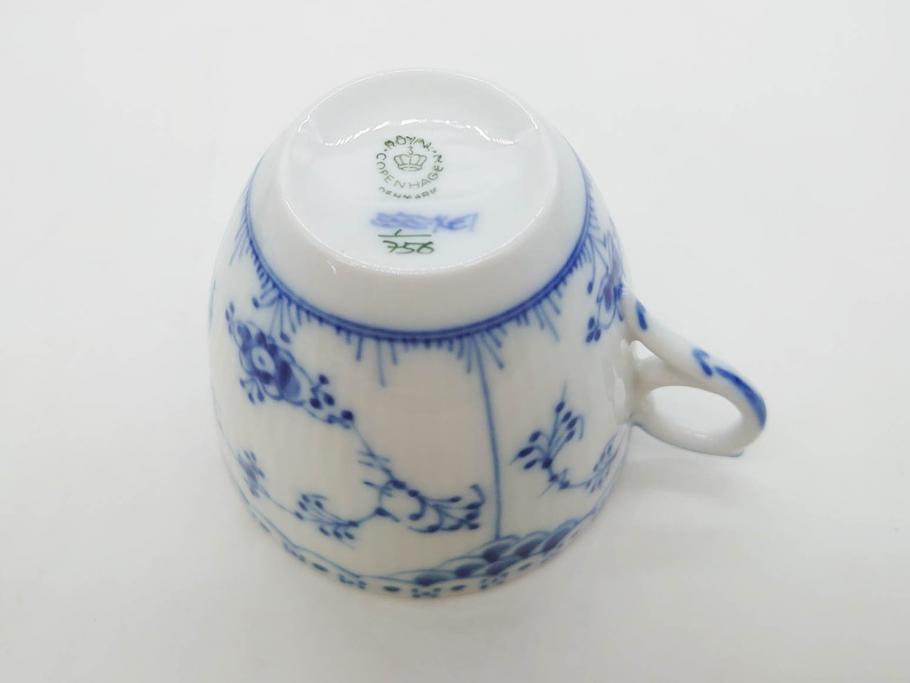 デンマーク　ROYAL COPENHAGEN(ロイヤルコペンハーゲン)　ブルーフルーテッド　プレイン・ハーフレース　エレガントなティータイムを演出するカップ&ソーサー3客・シュガーボウルセット(コーヒー、ティーカップ、シュガーポット、C&S、洋食器)(R-077097)