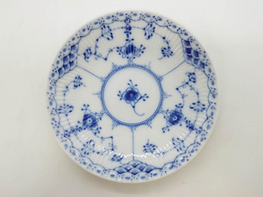 デンマーク　ROYAL COPENHAGEN(ロイヤルコペンハーゲン)　ブルーフルーテッド　プレイン・ハーフレース　エレガントなティータイムを演出するカップ&ソーサー3客・シュガーボウルセット(コーヒー、ティーカップ、シュガーポット、C&S、洋食器)(R-077097)
