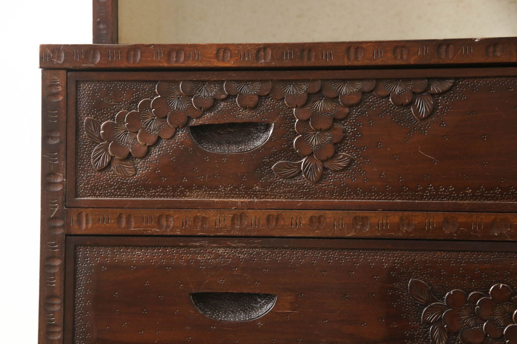 中古　軽井沢彫り　見せる収納を兼ね備えたガラスの飾り棚付きチェスト(衣装箪笥、和タンス、引き出し)(R-062539)