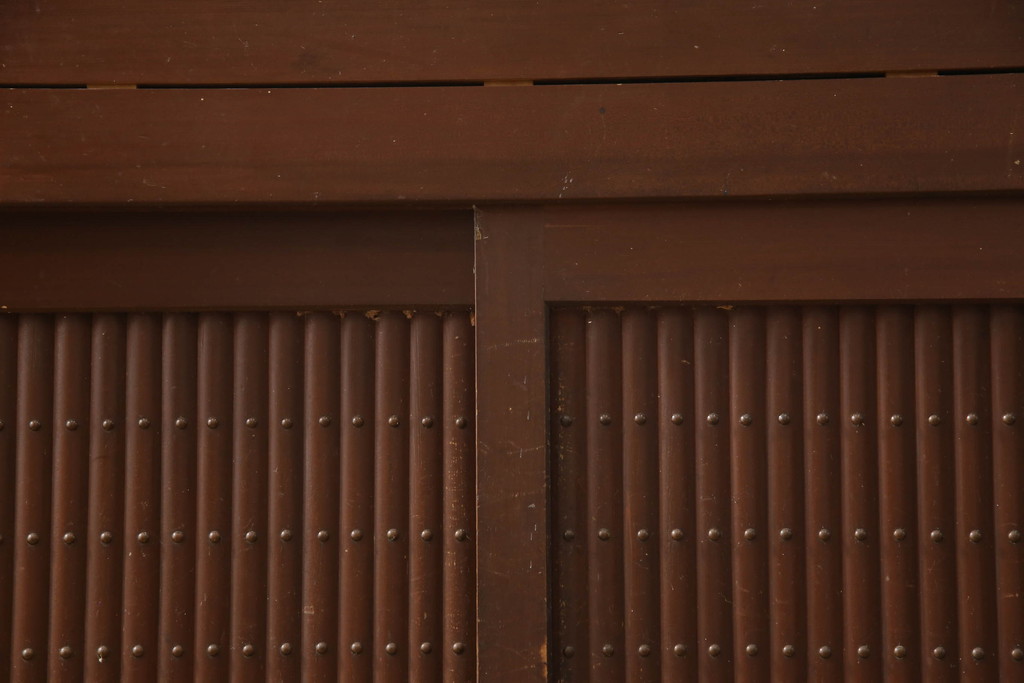 和製アンティーク　丸桟の引き戸が上品で凛とした美しさを醸し出す水屋箪笥サイドボード(食器棚、戸棚、収納棚、キャビネット)(R-069764)