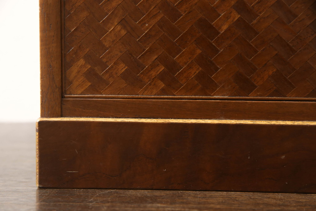 中古　美品　指物家具　前面は桑材+網代(あじろ)　天板と側面は栓材　美しい網代模様が目を引く小引き出し(小物収納、卓上収納)(R-054178)